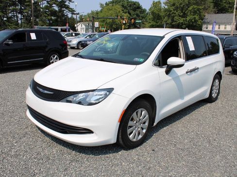 Used 2018 Chrysler Pacifica L FWD image 2