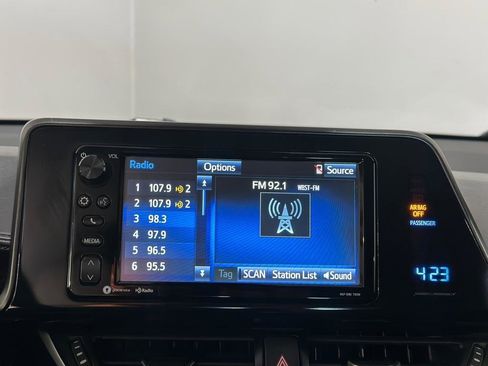 Used 2018 Toyota C-HR XLE FWD image 17