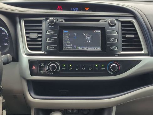 Used 2018 Toyota Highlander LE image 17