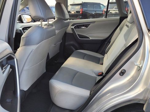 Used 2021 Toyota RAV4 XLE Premium image 6