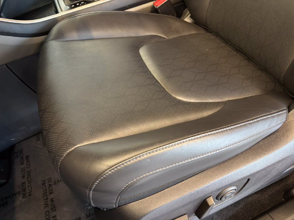 Used 2025 Kia Carnival FWD image 16