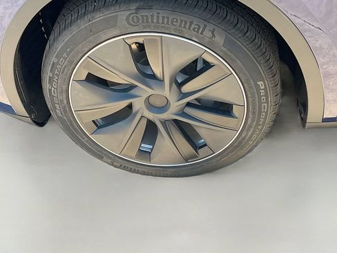 Used 2024 Tesla Model Y Long Range AWD/4WD image 31