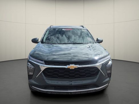 Used 2025 Chevrolet Trax LT FWD image 2