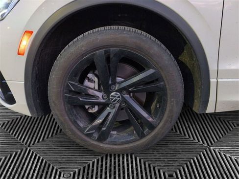 Used 2024 Volkswagen Tiguan SE R-Line image 9