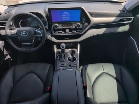Used 2024 Toyota Highlander XLE AWD/4WD image 30