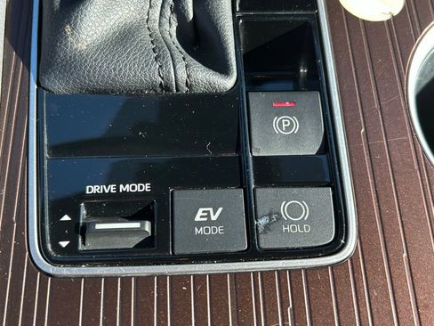 Used 2024 Toyota Sienna XLE FWD image 30