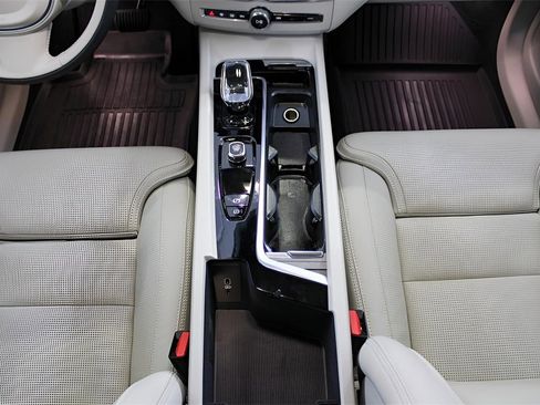 Certified 2025 Volvo XC60 T8 Ultra w/ Protection Package Premier image 25