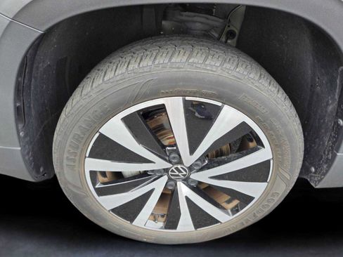 Used 2024 Volkswagen Taos SE w/ Panoramic Sunroof Package image 9