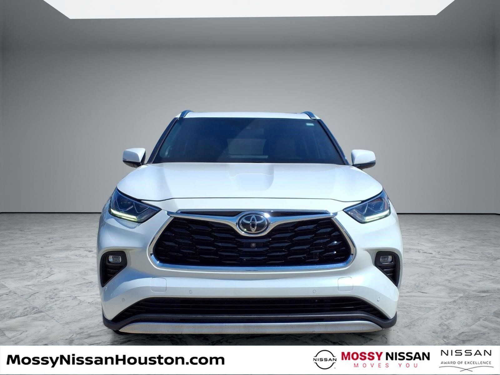 Used 2021 Toyota Highlander Platinum FWD image 3