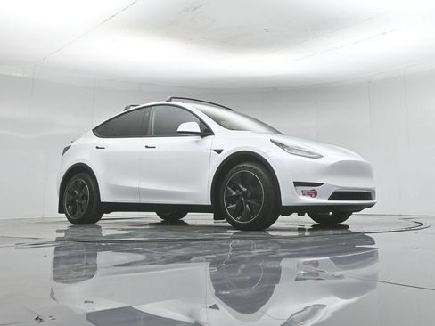 Used 2023 Tesla Model Y Long Range AWD/4WD image 2