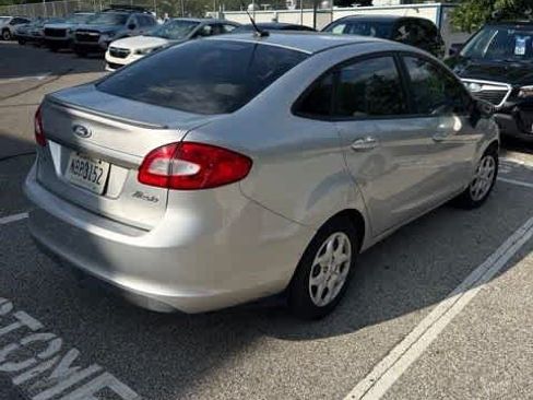 Used 2011 Ford Fiesta SE w/ Super Fuel Economy Pkg FWD image 3