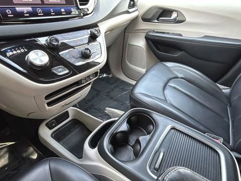 Used 2023 Chrysler Pacifica Touring-L FWD image 14