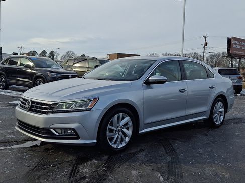 Used 2018 Volkswagen Passat 2.0T SE image 3