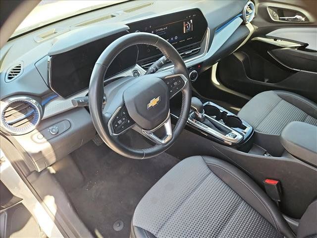 Used 2025 Chevrolet Trax LT w/ LT Convenience Package FWD image 12