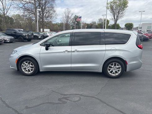 Used 2024 Chrysler Pacifica Touring-L image 10