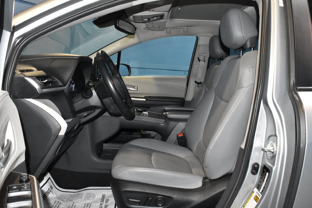 Used 2024 Toyota Sienna XLE FWD image 6