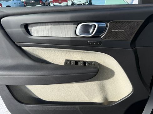 Used 2023 Volvo XC40 B5 Plus image 40
