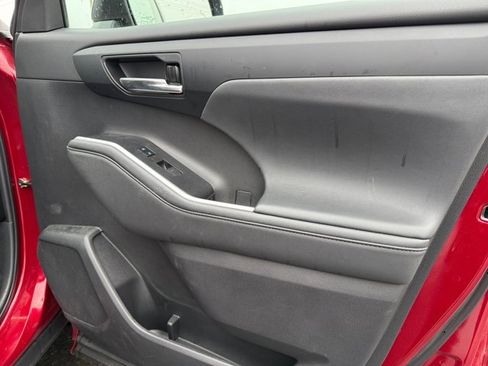 Certified 2022 Toyota Highlander XLE image 28