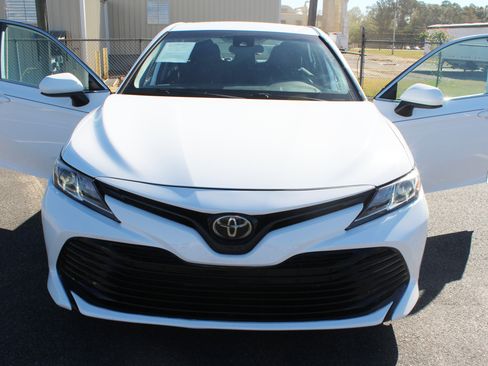 Used 2020 Toyota Camry LE image 15