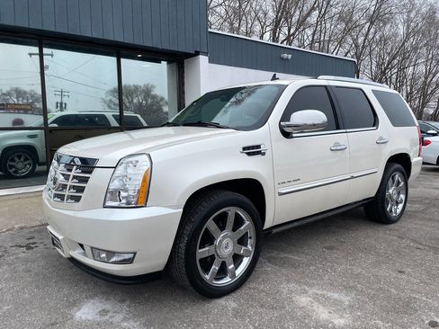 Used 2010 Cadillac Escalade Premium image 2