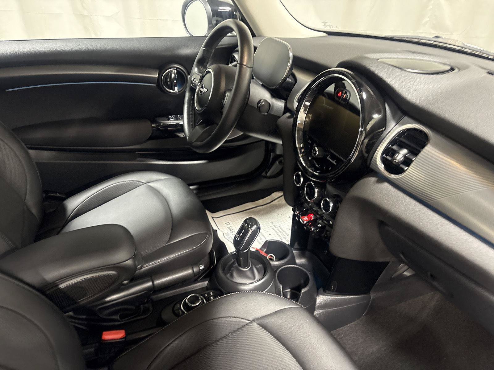 Used 2024 MINI Cooper 2-Door Hardtop FWD image 5