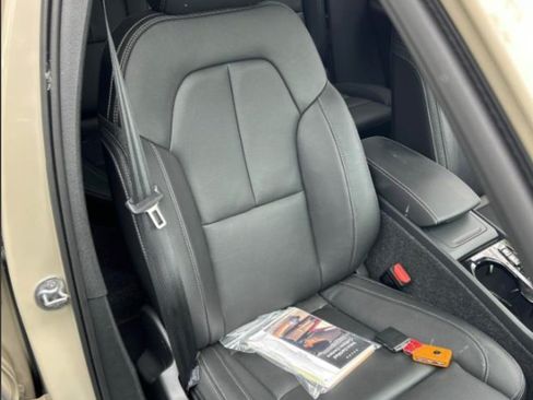 Certified 2025 Volvo XC40 B5 Plus AWD/4WD image 10
