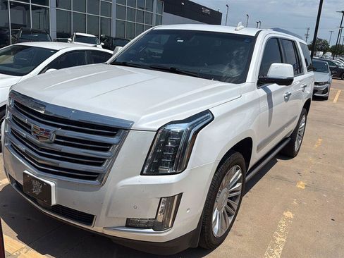 Used 2018 Cadillac Escalade Platinum AWD/4WD image 2