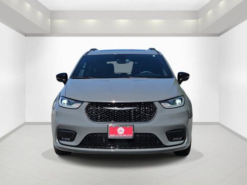Used 2025 Chrysler Pacifica Limited FWD image 2