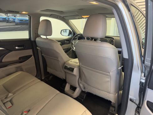 Used 2017 Toyota Highlander SE image 29