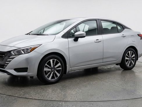 Used 2025 Nissan Versa SV image 3