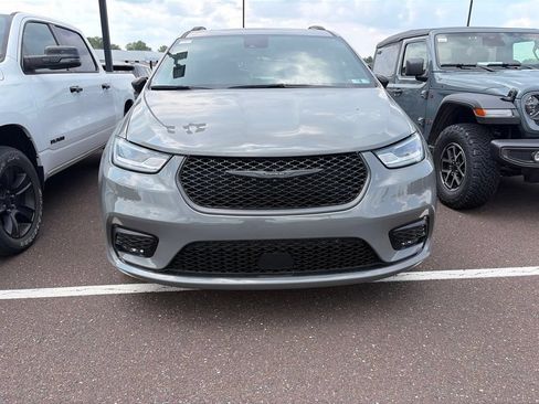 Used 2025 Chrysler Pacifica Limited FWD image 2