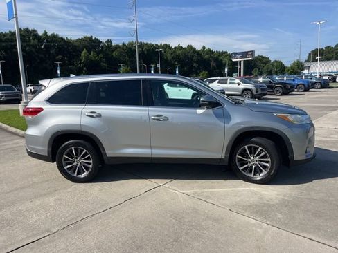 Used 2019 Toyota Highlander XLE FWD image 10