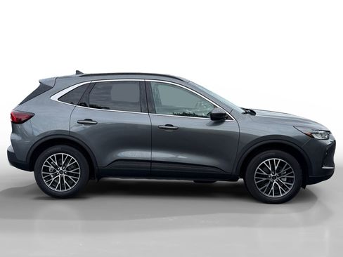 Used 2025 Ford Escape SE w/ Class II Trailer Tow Package image 6