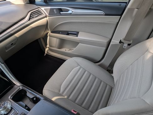 Used 2019 Ford Fusion SE FWD image 11