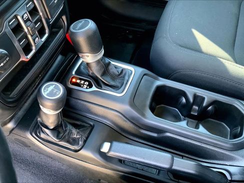 Used 2021 Jeep Gladiator Sport image 17