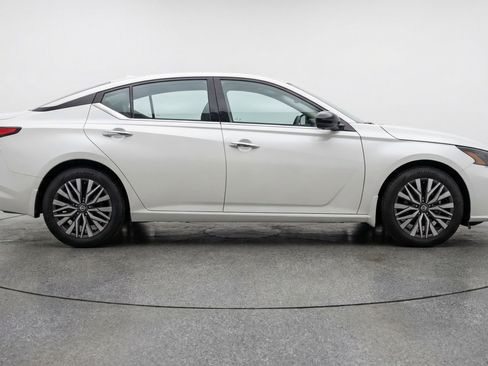 Used 2025 Nissan Altima 2.5 SV FWD image 11