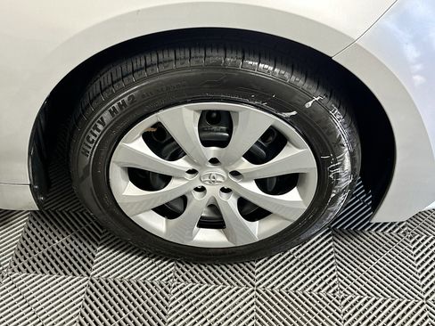 Used 2022 Toyota Corolla LE image 11