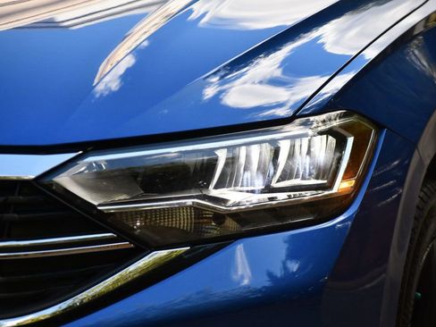 Used 2022 Volkswagen Jetta SE w/ Panoramic Sunroof Package image 5