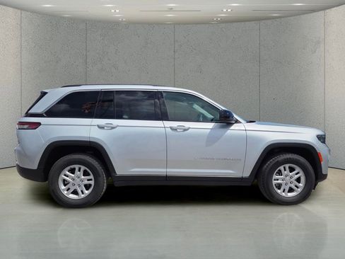 Used 2024 Jeep Grand Cherokee Laredo image 2
