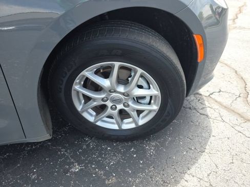 Used 2023 Chrysler Pacifica Touring-L FWD image 51