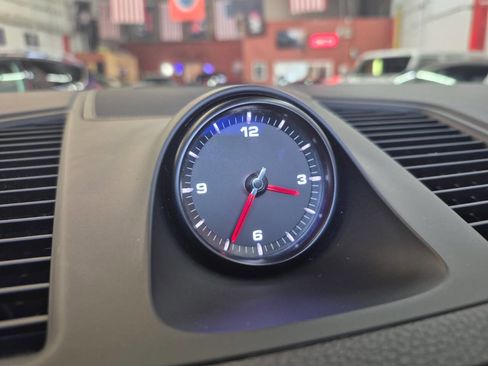 Used 2022 Porsche Cayenne Platinum Edition image 15