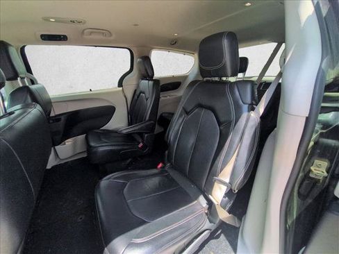Used 2022 Chrysler Pacifica Touring-L FWD image 16