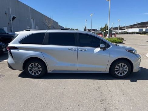 Used 2024 Toyota Sienna LE w/ LE Plus Package image 4