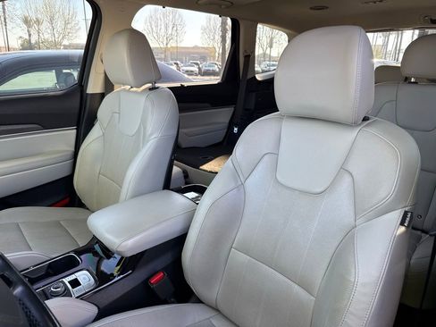 Used 2022 Kia Telluride EX w/ EX Premium Package image 3