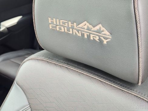 Used 2023 Chevrolet Traverse High Country AWD/4WD image 16