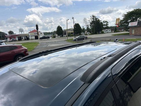 Used 2025 Chrysler Pacifica Limited FWD image 10