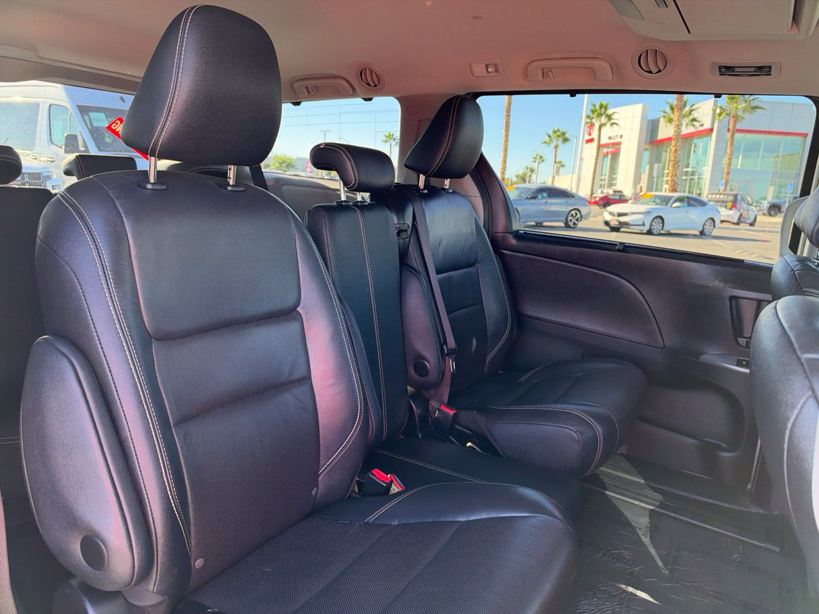 Used 2017 Toyota Sienna SE Premium FWD image 24