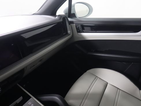 Used 2025 Porsche Cayenne image 14