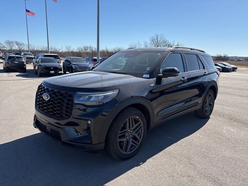 Used 2025 Ford Explorer ST-Line w/ ST-Line Street Pack image 7