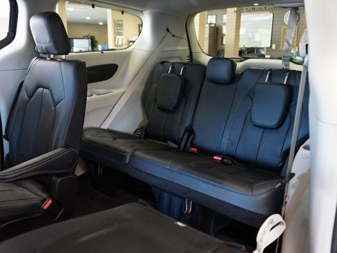 Used 2022 Chrysler Pacifica Touring-L image 13